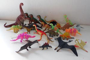 Lot de 27 dinosaures en plastique